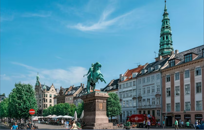Feel like a royal in Rosenborg Castle during a private walking tour - Image 3